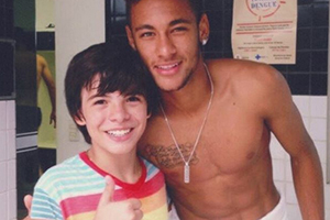 Thomaz Costa posta foto com Neymar e admite: "Meu maior ídolo"