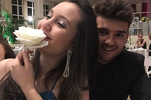 Romântico, ator que fez o Jaime comemora niver de namoro