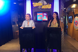 Eliana e Sylvia Design visitam exposição de Silvio Santos 