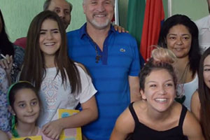Maisa e Pri Alcantara doam materiais escolares a refugiados sírios