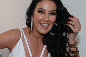 Toda de branco, Helen Ganzarolli apresenta o SBT Folia