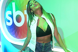 Tays Reis, da Banda Vingadoura, visita o estúdio do SBT Folia