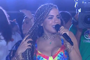Anitta mostra o look e canta Loka no camarote do SBT