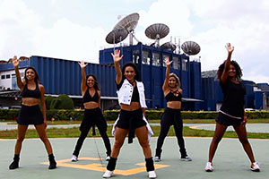 Bailarinas do SBT ensinam a dançar o hit "Taquitá"