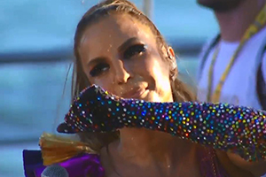 Ivete Sangalo canta tema da Grande Rio e se emociona