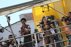 Millane, do Timbalada, usa look incrível e quebra tudo na avenida
