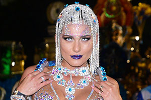 Lívia Andrade aposta em maquiagem ousada para desfile