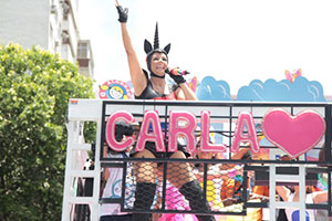 Carla Perez agita o seu útlimo dia de apresentação em Salvador