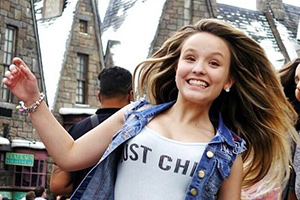  Curtindo muito o Carnaval, Lari Manoela encontra a diva Selena Gomez!