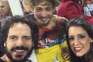Atores de Cúmplices de Um Resgate pulam carnaval juntos