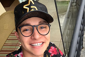 MC Gui aparece de trancinhas para participar do carnaval de Salvador
