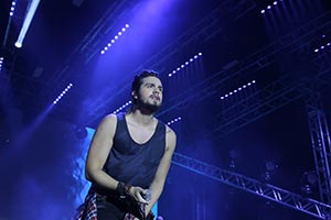Luan Santana faz show em Salvador com a presença de sua namorada na plateia