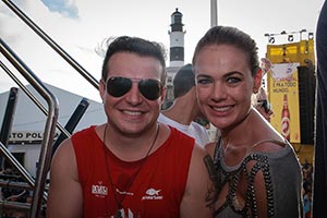 Thaís Pacholek e Belutti curtem carnaval no trio de Ivete Sangalo