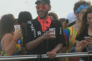 Hugo Gloss curte trio do Bell Marques em frente ao SBT Folia