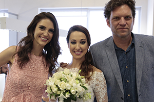 Noiva abandonada invade agências para promover novo programa do SBT