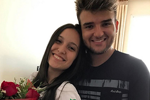 Romântico, Nicholas Torres comemora um ano e meio de namoro com flores