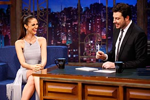 “Já fui madrinha de um casamento de anões”, diz Chris Flores no The Noite