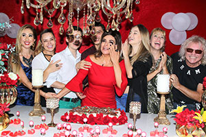 Mara Maravilha comemora aniversário ao lado do noivo e famosos