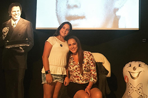 Silvia Abravanel visita a exposição Silvio Santos Vem Aí!