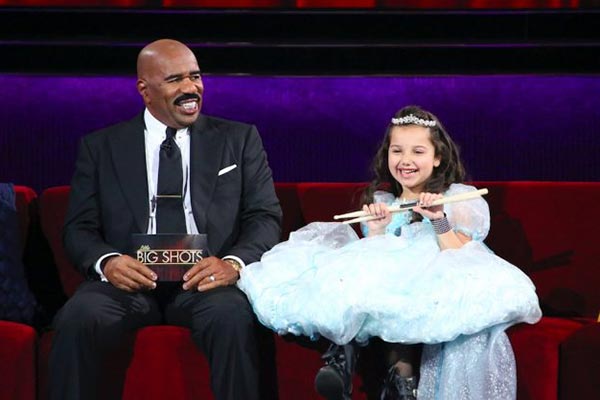 Baterista mirim do Raul Gil encanta plateia de reality nos EUA