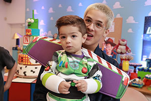 Ao lado da família, João Gui comemora o aniversário do irmãozinho