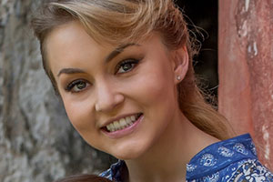 Angelique Boyer ganha presente incrível de fã brasileiro!