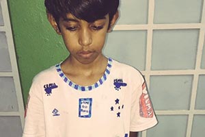 Garotinho desenha camisa do Cruzeiro e vira sensação na internet