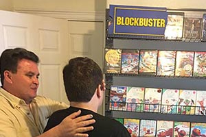 Casal constrói uma "Blockbuster" em casa para alegrar filho autista