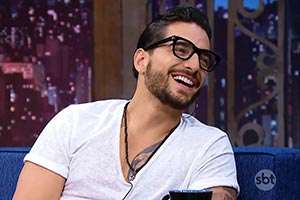 Danilo Gentili pergunta de Anitta e Maluma fica super sem graça