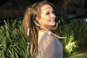 Larissa Manoela esbanja fofura com novo cachorrinho