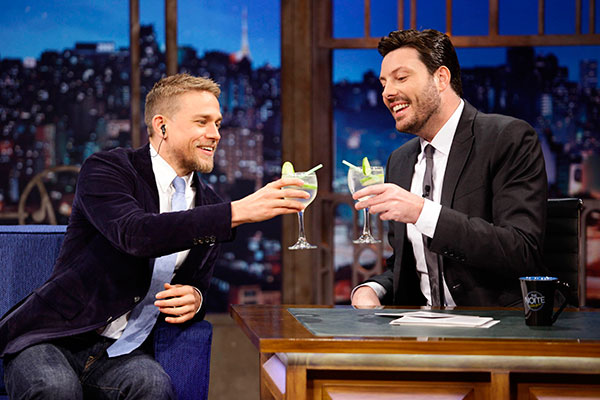 Charlie Hunnam confessa a Danilo Gentili que tentou roubar a Excalibur de “Rei Arthur”