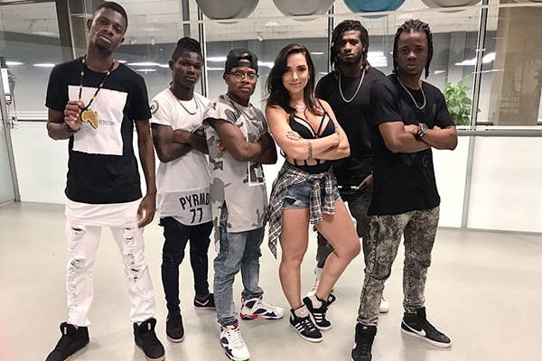 Juju Franceschi aprende coreografia de Maluca do TropeirÁfrica