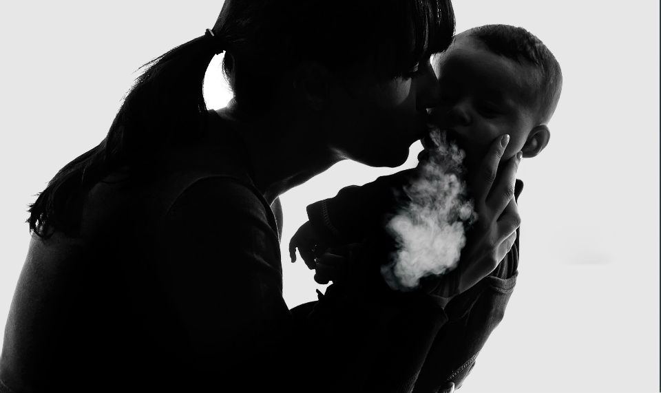 Quem acende um cigarro nunca fuma sozinho