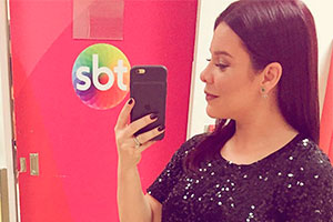 Após 20 anos, Fernanda Souza visita SBT e reencontra Silvio Santos 