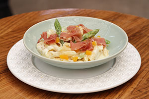 Receitas EP. 16: Penne com Fonduta de Queijo Brie, Aspargos, Damascos e Presunto Cru