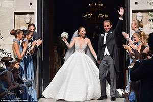  Victoria Swarovski se casa com vestido com mais de 500 mil cristais!