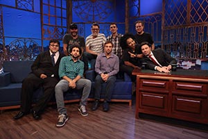 Bastidores! Elenco do The Noite apronta com Murilo Couto e ele fica sem graça