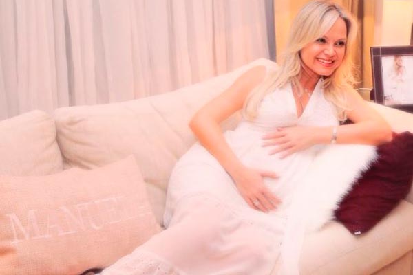 Eliana posa ao lado de famosas em chá de bebê da Manuela 