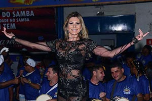 Lívia Andrade samba muito e exibe boa forma em escola de samba