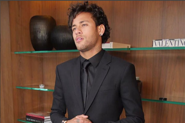 Após muitos comentários, Neymar aparece com novo visual
