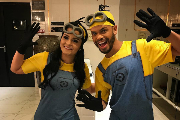 Famosos esbanjam criatividade em festa à fantasia de empresária