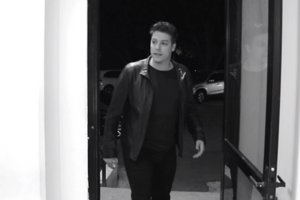 Fábio Porchat é visto nos bastidores do SBT