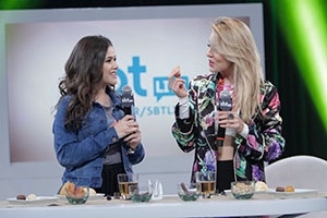 Maisa Silva apresenta comidas típicas do Brasil para Angelique Boyer