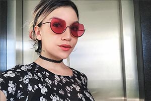 Priscilla Alcantara posta foto da infância e faz menção ao novo clipe
