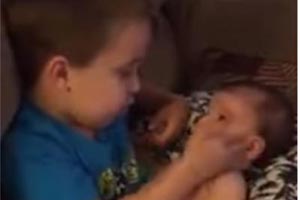 Menino canta para irmãzinha que tem reação super fofa