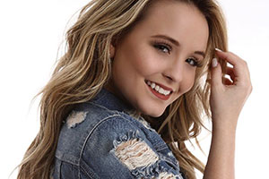 Larissa Manoela faz sessão de autógrafos nos Estados Unidos