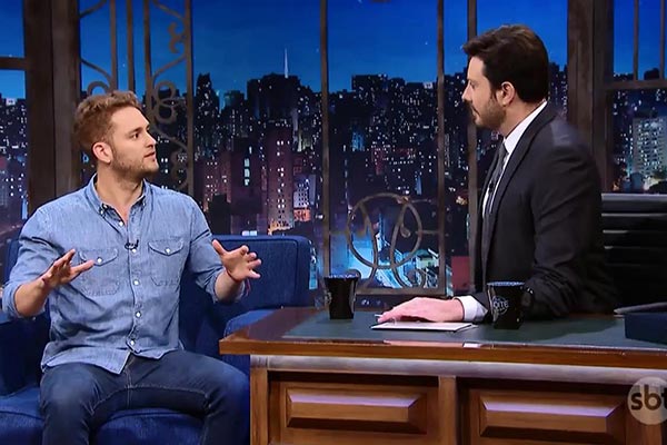 Danilo Gentili pergunta sobre os beijos na novela RBD e Chris Uckermann fica sem graça