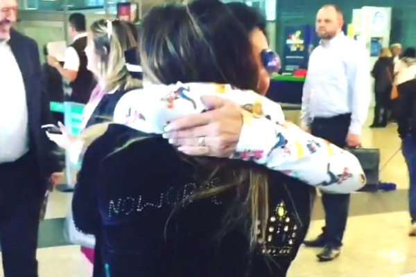 Simony arma surpresa para Gretchen em aeroporto e "rainha" cai na gargalhada