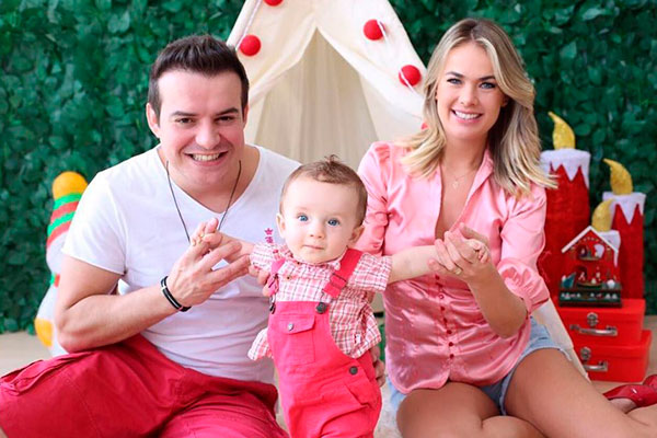 Thaís Pacholek e Belutti visitam o filho de Michel Teló