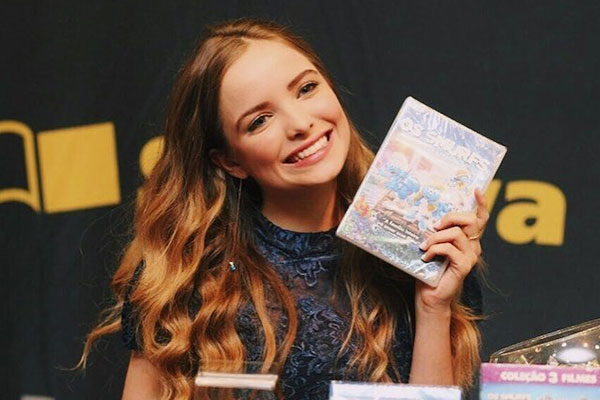 Giovanna Chaves lota livraria em tarde de autógrafos